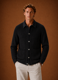 Gebreid vest heren slim fit in zwart met knopen, vooraanzicht – Estrani