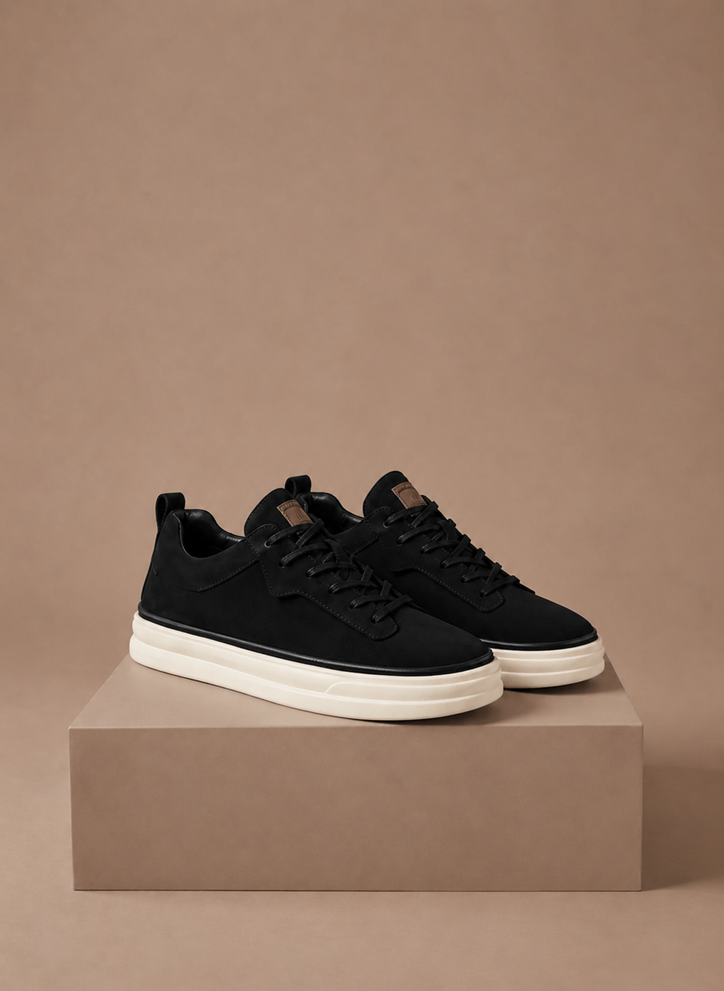 Nette sneakers heren, draagbeeld met pantalon – Estrani