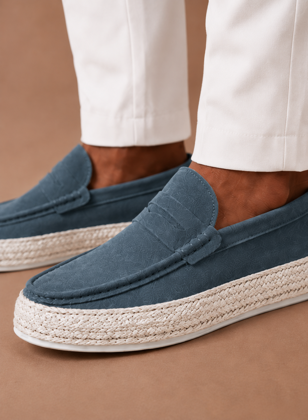 Zomerse loafers heren, draagbeeld met linnen broek – Estrani